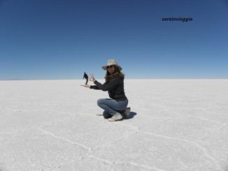 Sara Chiggi e suo marito (piccolo) nel Salar di Uyuni in Bolivia